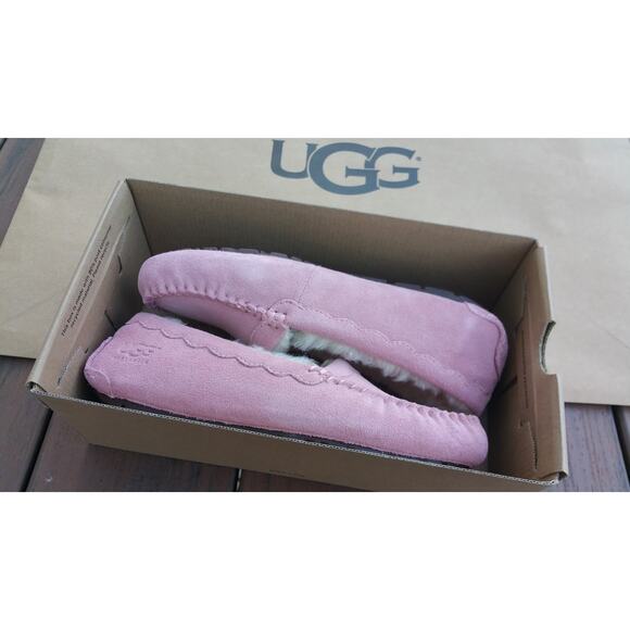 NIB Authentic UGG Dakota Pink Suede Shearling Moccasin Slippers Size 6 - Picture 10 of 10